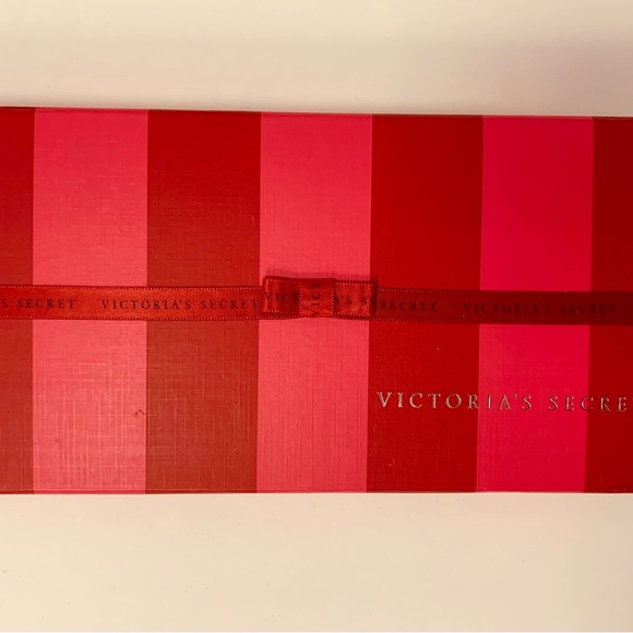 Victoria Secret Charm Bracelet - Picture 2 of 13